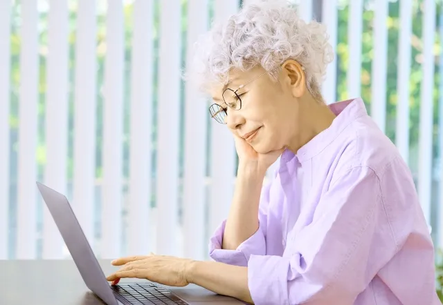 悩む年配の女性